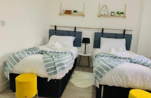 Stonnall House | Modern & Cosy 2-Bed Apartment Near NEC, Airport & JLR!