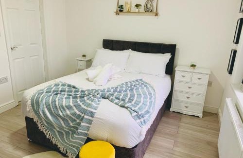 Stonnall House | Modern & Cosy 2-Bed Apartment Near NEC, Airport & JLR!