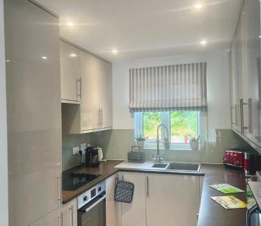 South Cerney House | Modern Cotswold Home w Hot Tub