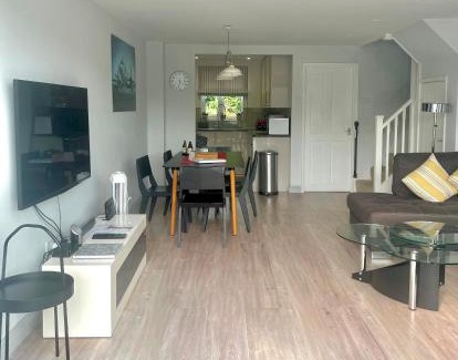 South Cerney House | Modern Cotswold Home w Hot Tub