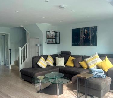 South Cerney House | Modern Cotswold Home w Hot Tub