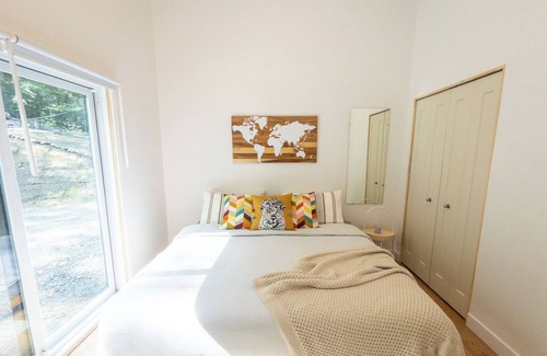 La Peche Ski Chalet | Modern Cottage, 15 min from Wakefield, Ski in-and-out (Pets welcome!)