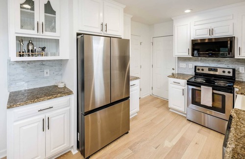 Mount Mourne House | Modern Cottage - 2BR - 5 Min Wlk to DT Davidson