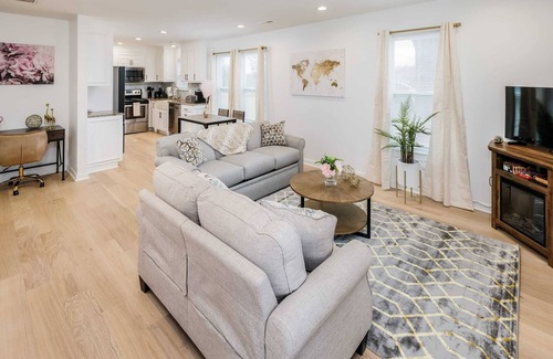 Mount Mourne House | Modern Cottage - 2BR - 5 Min Wlk to DT Davidson