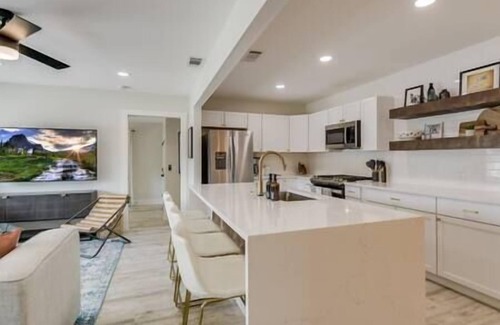 Terrell Heights House | Modern Cottage+8 Guests+Covered Patio+Weber Grill