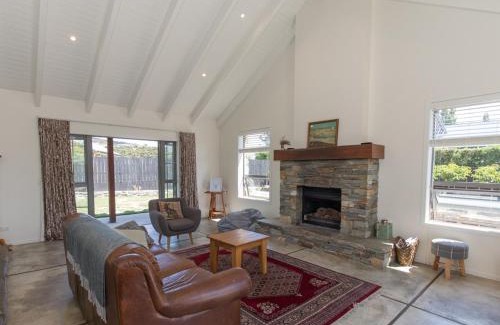 Albert Town House | Modern Cottage Charm - Albert Town near Wanaka