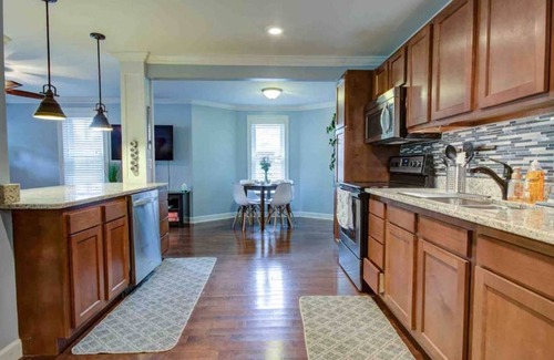 Huntsville House | Modern Cottage/Close to DNTN/Self Check-In/Parking