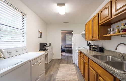 Gainesville House | Modern Cottage-Pets Welcome/5 min to UF & Hospitals