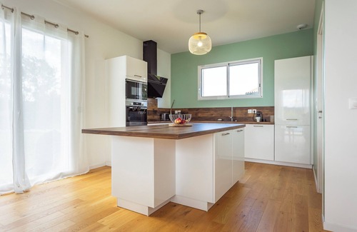 Tarabel House | Modern country house - sleeps 8/10 - heated pool