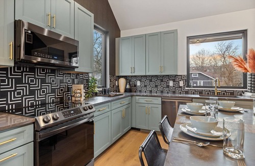 Edgehill Cottage | Modern Cowboy - Private Balcony - Mins To Broadway