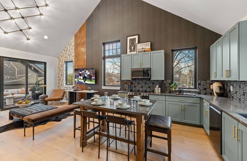 Edgehill Cottage | Modern Cowboy - Private Balcony - Mins To Broadway