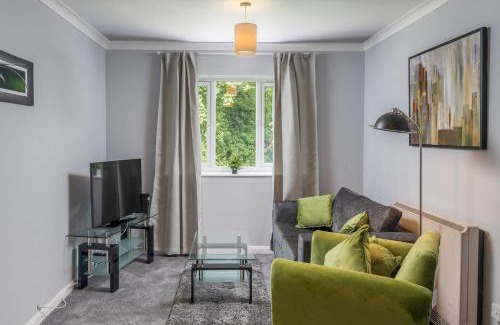 Southgate Apartment | Modern & Cozy 1BR Apartment in Crawely Easy Access to Gatwick & Town