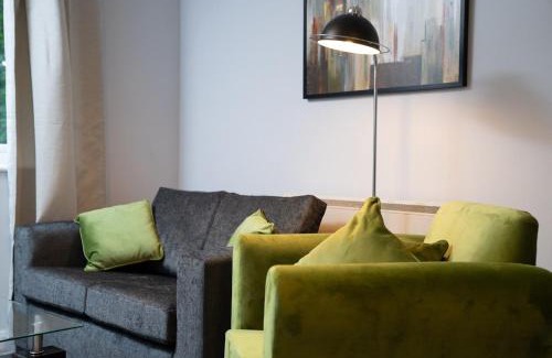 Southgate Apartment | Modern & Cozy 1BR Apartment in Crawely Easy Access to Gatwick & Town