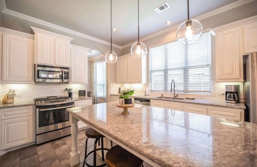 Lewisville House | Modern & Cozy 3-Bedroom Home close to DFW Airport
