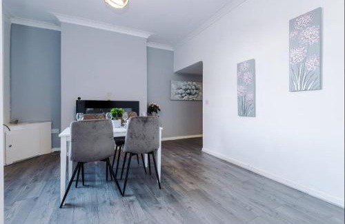 Golborne Apartment | Modern & Cozy 3BR House - Sleeps 8