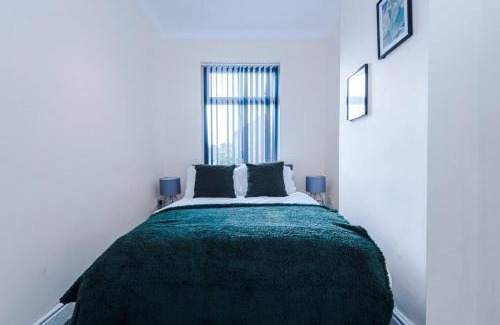 Golborne Apartment | Modern & Cozy 3BR House - Sleeps 8