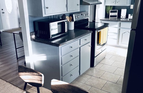 Florence House | Modern & Cozy 4 Bedroom home !