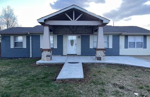 Florence House | Modern & Cozy 4 Bedroom home !