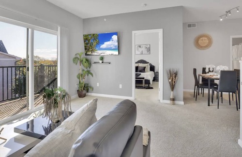 Northwest Columbus Apartment | Modern Cozy Balcony Suite/Free Parking/NEW -- 15 minutes from Downtown Columbus!