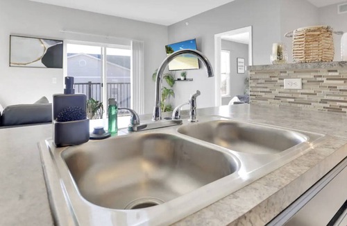 Northwest Columbus Apartment | Modern Cozy Balcony Suite/Free Parking/NEW -- 15 minutes from Downtown Columbus!