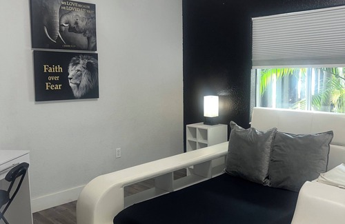 Tamiami House | Modern cozy home