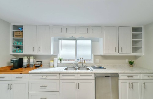 Greensboro House | Modern & Cozy Home w/Fire Pit & Grill, Near High Point