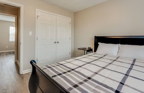 Riverdale House | Modern Cozy Humble Abode 15 mins from ATL Airport