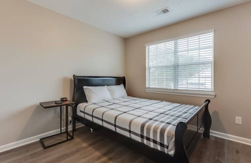 Riverdale House | Modern Cozy Humble Abode 15 mins from ATL Airport