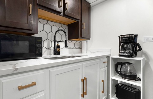 Chicago Apartment | Modern Cozy Luxurious Stay 13 mins to Downtown Chicago