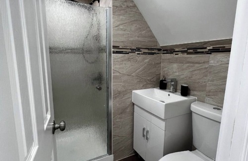 Queens House | Modern & cozy Room in Queens nearTrain 4long stays