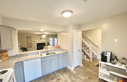 Northwest House | Modern, cozy, Townhouse Centrally Located!