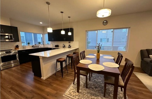Monroe House | Modern & Cozy Townhouse in Monroe