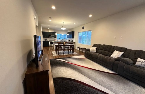 Monroe House | Modern & Cozy Townhouse in Monroe