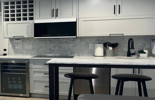 Renfrew-Collingwood House | Modern Cozy West Coast Contemporary Suite