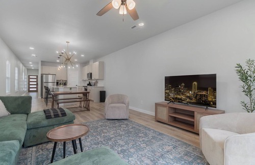 Dallas Hotel | Modern Dallas Townhouse -Ideal for Families & Groups -Near Downtown & Deep Ellum