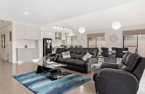 Dawesville House | Modern Dawesville Foreshore Family Escape with Views