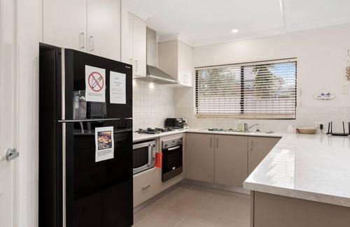 Dawesville House | Modern Dawesville Foreshore Family Escape with Views
