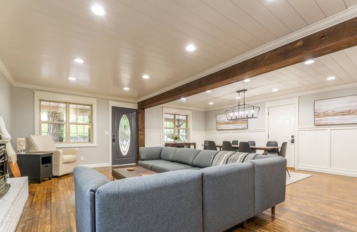 Turners Cabin | Modern Day Hideaway at the River House - 15 minutes from Bass Pro!