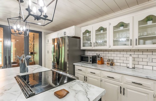 Turners Cabin | Modern Day Hideaway at the River House - 15 minutes from Bass Pro!