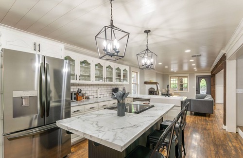 Turners Cabin | Modern Day Hideaway at the River House - 15 minutes from Bass Pro!