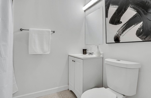 Belvedere Park Apartment | Modern Decatur Apartment