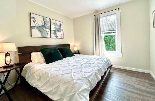 Renton Apartment | Modern Deluxe Kitchen, King Bed, Laundry, Prime location & Free Parking with AC