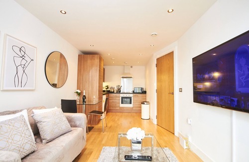 Leeds Apartment | Modern Deluxe Leeds City Apt Balcony View