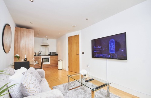Leeds Apartment | Modern Deluxe Leeds City Apt Balcony View