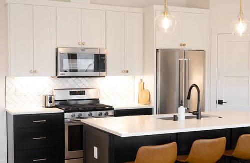 Desert Aire House | Modern desert retreat with heated/cooled pool - 2.5 hrs away from Seattle