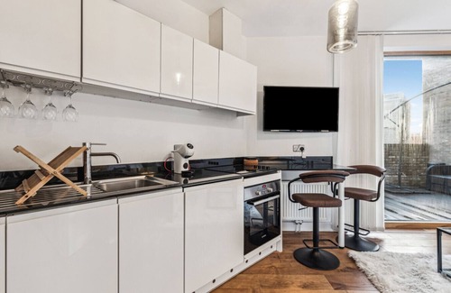 St. Helen's Apartment | Modern & Designed 2 bed Penthouse Apt Sleeps Five