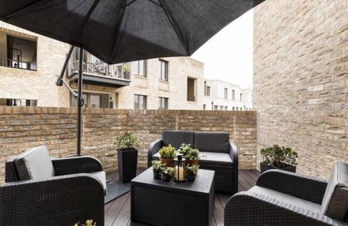 St. Helen's Apartment | Modern & Designed 2 bed Penthouse Apt Sleeps Five