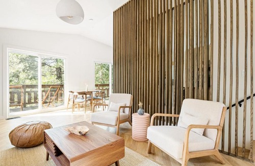 Twin Peaks House | Modern Designer Cabin, Newly Renovated, EV Charger, Arcade, Kids Bunkbed, Minutes to Lake Arrowhead and Lake Gregory