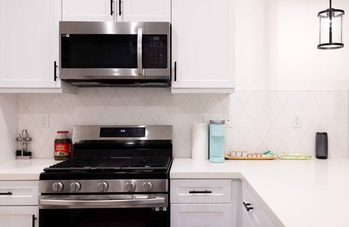 Guasti Apartment | Modern Designer Stay Bright Chic Spacious