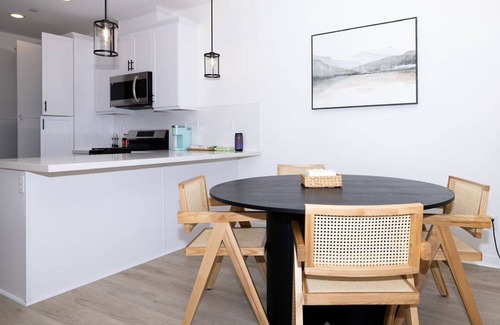 Guasti Apartment | Modern Designer Stay Bright Chic Spacious
